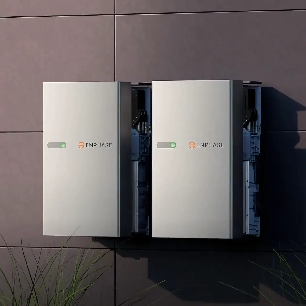 IQ Battery 5P surface close-up